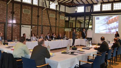 Jörg P. Kowalewski begrüßt die Teilnehmer des km Unternehmertages 2012